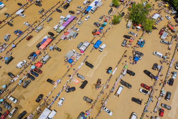 En la azotea, mercados de pulgas de varios colores de compradores y vendedores vista aérea en Englishtown, Nueva Jersey, EE.