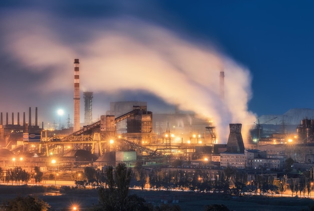 Azovstal en Mariupol Ucrania antes de la guerra Planta de acero por la noche Fábrica de acero con chimeneas Fábricas de acero Fábricas de hierro Industria pesada Paisaje industrial con combinación metalúrgica fuma luces