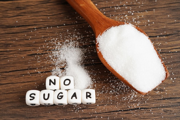 Foto sin azúcar azúcar granulada dulce con dieta de prevención de diabetes de texto y pérdida de peso para una buena salud