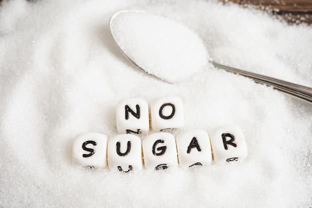 Foto sin azúcar azúcar granulada dulce con dieta de prevención de diabetes de texto y pérdida de peso para una buena salud