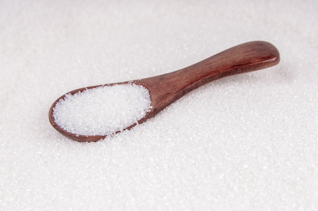 Azúcar blanco dulce con cuchara de madera