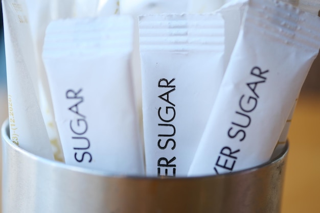 Azúcar blanco en un paquete de papel en la mesa