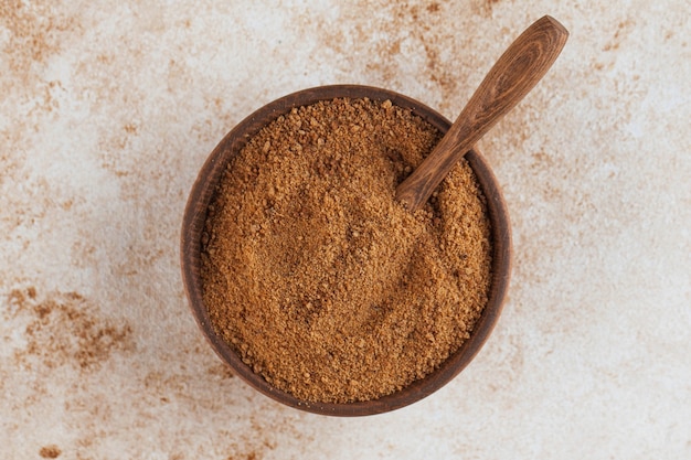 Azúcar de coco en un cuenco de madera con una hoja de palma