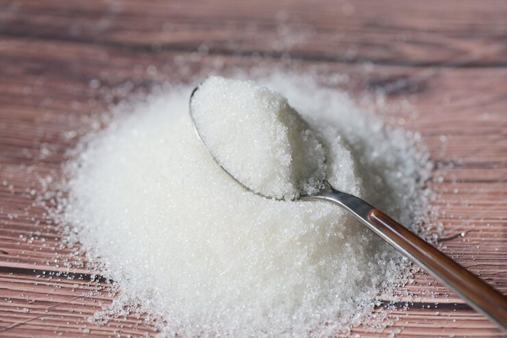 Foto azúcar en cuchara y fondo de madera azúcar blanco para alimentos y dulces postres dulces montón de azúcar dulce granulado cristalino