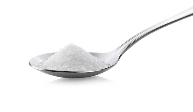 Foto azúcar en cuchara sobre fondo blanco