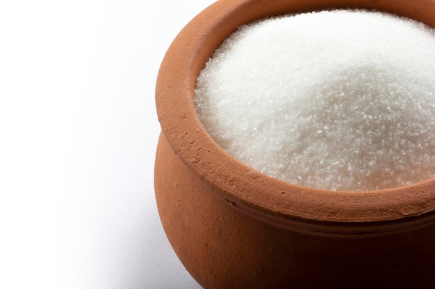 Foto azúcar granulada en un tazón cristales de azúcar de mesa refinada carbohidratos solubles dulces sacarosa disacárido de glucosa y fructosa
