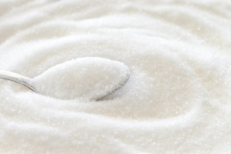 Foto azúcar granulado blanco refinado en cuchara