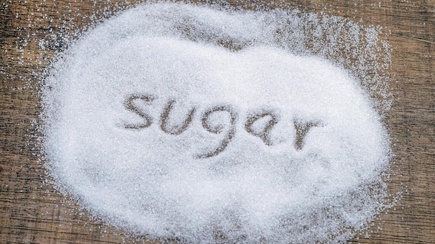 Azúcar de inscripción en pila de azúcar granulada blanca