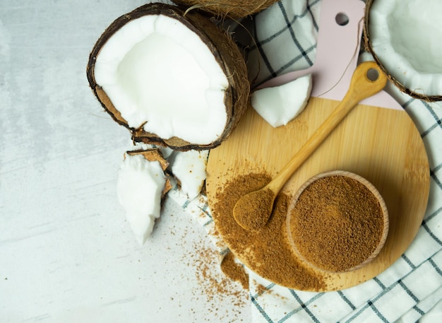 Foto azúcar marrón de palma de coco en un cuenco y cuchara de madera