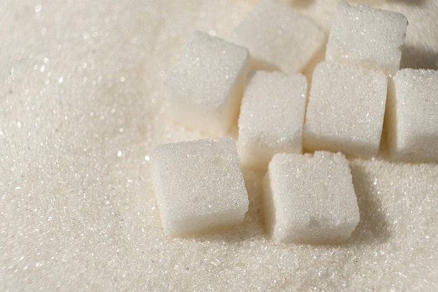 Azúcar de remolacha blanco refinado en forma de cristales y cubos