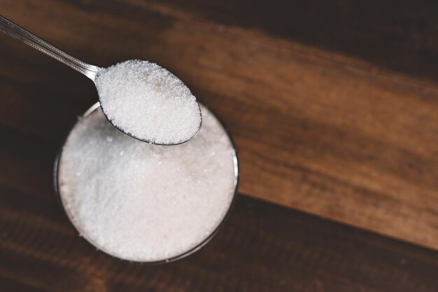 Azúcar vertido en una mesa de madera con diabetes concepto de la palabra de la diabetes y la alimentación no saludable