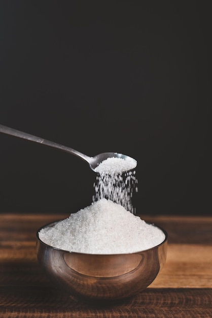 Azúcar vertido en una mesa de madera con diabetes concepto de la palabra de la diabetes y la alimentación no saludable