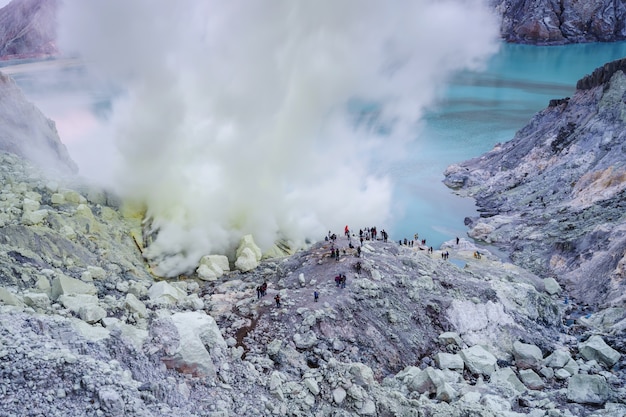Azufre quemado en el lago azul del cráter en Kawah Ijen