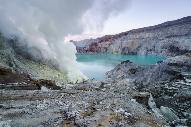 Foto azufre quemado en el lago azul del cráter en kawah ijen