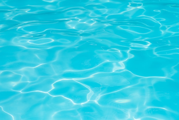 Azul y brillante ondulación de agua y la superficie en la piscina, Hermoso movimiento suave y onda en la piscina