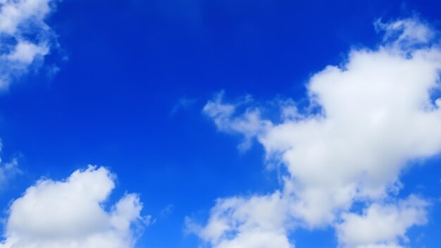 Azul Celestial com Nuvens Finas