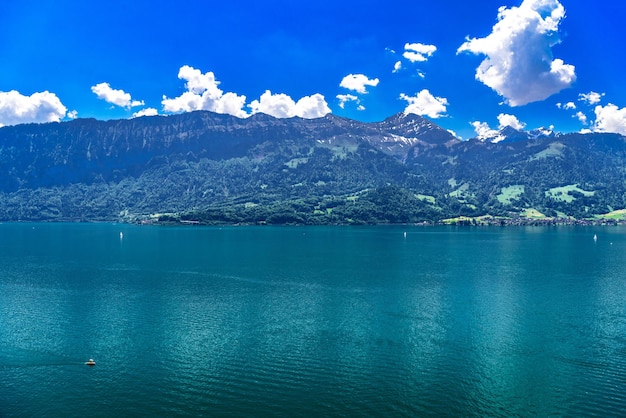 Azul transparente claro Lago Thun Thunersee Bern Suíça