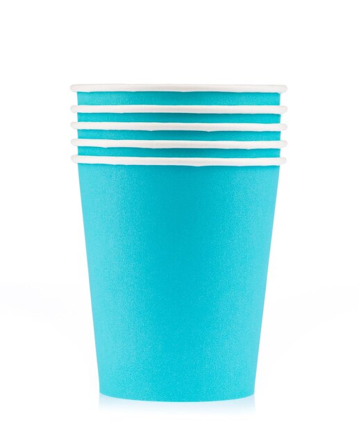 Foto azul de vasos de papel aislado sobre fondo blanco.