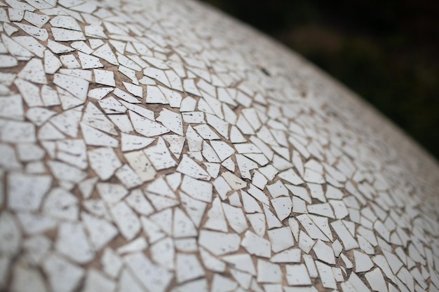 Un azulejo blanco con pequeños agujeros.