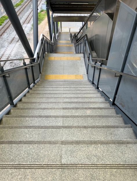 El azulejo de bloque braille entre el rellano de la escalera moderna