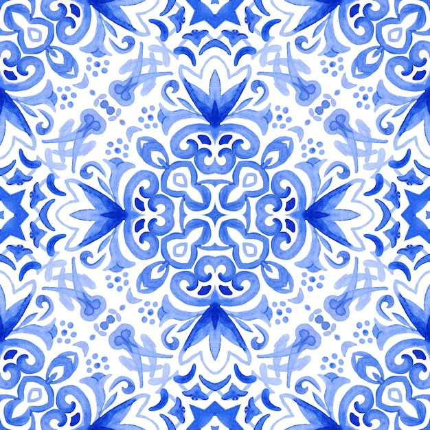 Azulejo dibujado a mano abstracto azul y blanco sin fisuras patrón de pintura de acuarela ornamental.