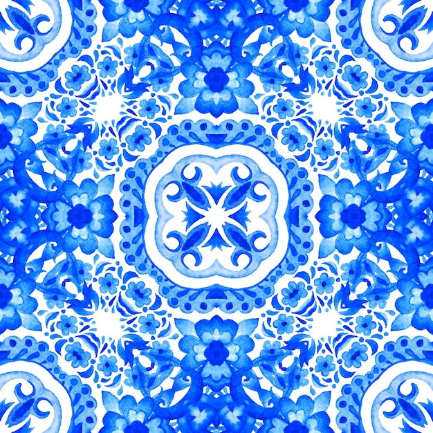 Azulejo dibujado a mano abstracto azul y blanco sin fisuras patrón de pintura de acuarela ornamental.