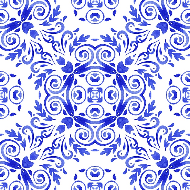 Azulejo dibujado a mano azul y blanco abstracto sin fisuras patrón de pintura de acuarela ornamental damasco texturizado abstracto.