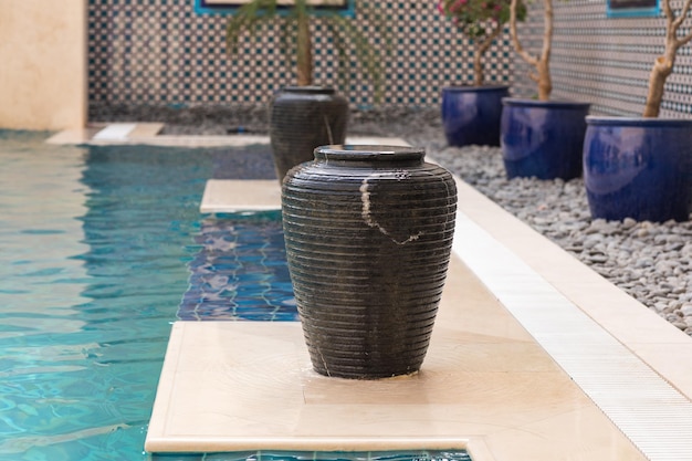 Azulejo de mosaico azul clásico en la piscina