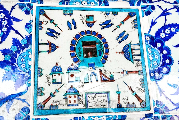 Azulejos azules en la mezquita de Rustem Pasa en Estambul Turkiye