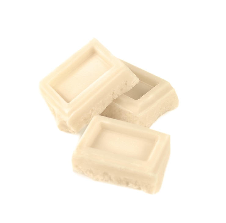 Foto los azulejos de chocolate blanco aislados en blanco