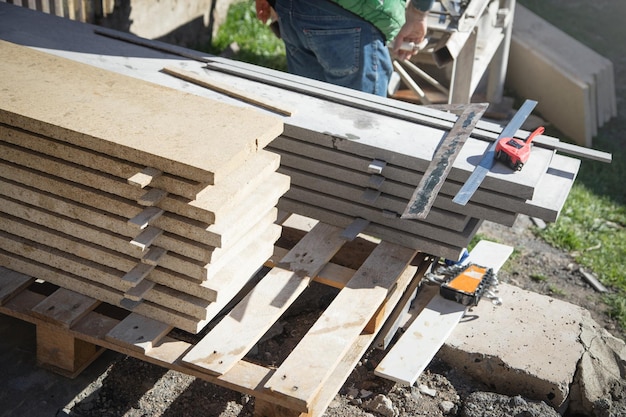 Azulejos para la construcción de viviendas con cinta métrica