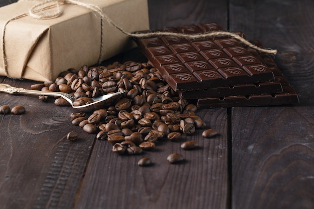 Azulejos de chocolate preto e grãos de café
