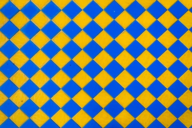 Azulejos de fundo azuis e amarelos quadriculados