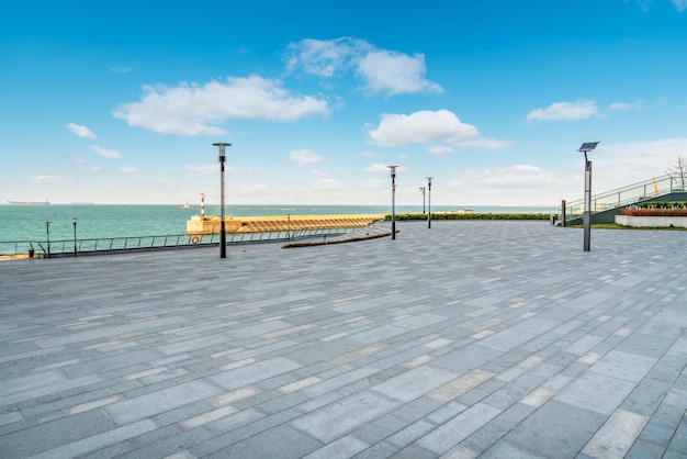 Azulejos e vista do mar da praça da cidade