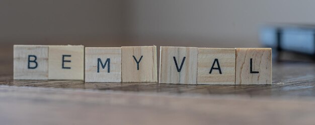 Azulejos de letras que deletrean el mensaje del día de san valentín