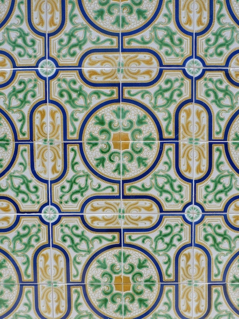 Foto azulejos portugueses a la antigua usanza con adornos antiguos en el exterior en oporto portugal