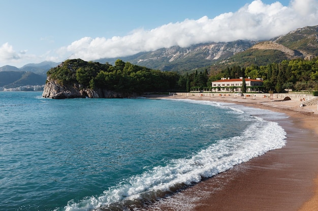 Azurblaue Brandung am königlichen Strand in der Nähe der Villa Milocer montenegro