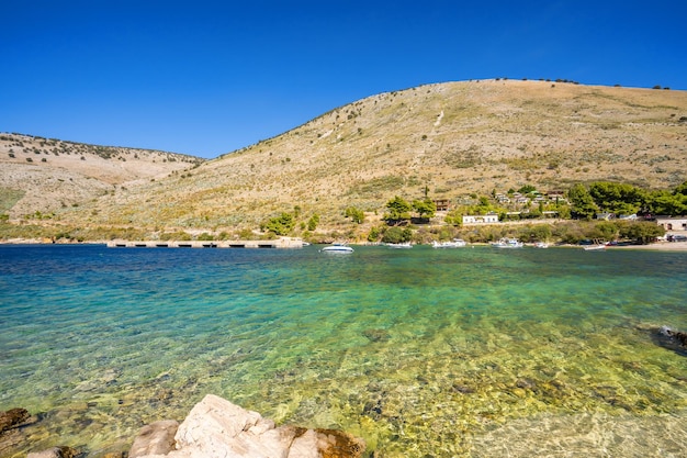 Azurblaue Bucht in Porto Palermo in der Nähe von Himare in Albanien