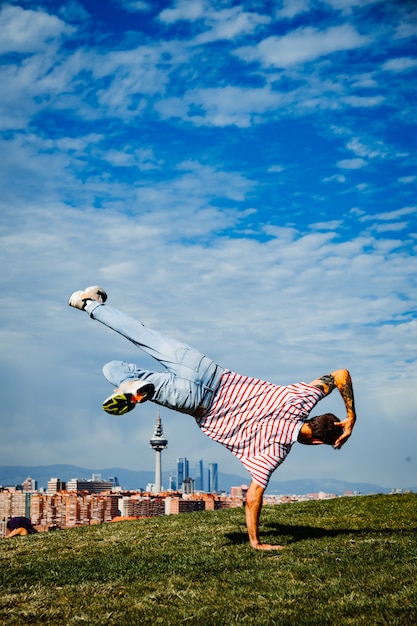 B-boy realizando algunos movimientos. Breakdancer en la ciudad moderna