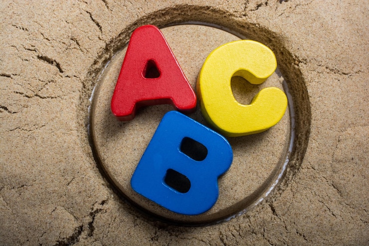 Foto b- und c-alphabetbuchstaben aus holz für das lernen von konzepten