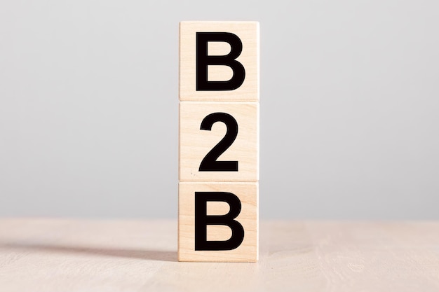 B2B Akronym Geschäftskonzept Holzklötze auf dem Schreibtisch