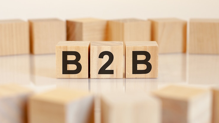 Foto b2b - empresa a empresa - cartas en cubos de madera sobre fondo blanco.
