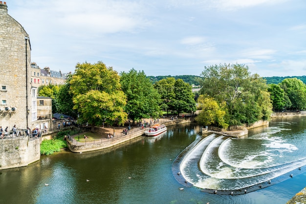 BAÑO, INGLATERRA - 30 DE AGOSTO DE 2019: Vista del puente Pulteney Bridge River Avon en Bath, Inglaterra