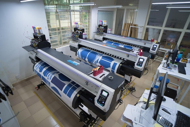 Ba Ria VIETNÃ 20 de outubro de 2022 Fábrica de interiores Grande máquina de impressão para negócios de papel na sala de impressão Conceito de sublimação