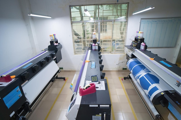 Ba Ria VIETNÃ 20 de outubro de 2022 Fábrica de interiores Grande máquina de impressão para negócios de papel na sala de impressão Conceito de sublimação