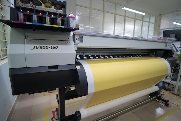 Ba Ria VIETNAM OKT 20 2022 Innenfabrik Große Druckmaschine für das Papiergeschäft im Drucksaal Sublimationskonzept