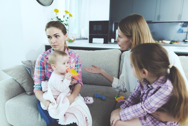 Babá conversar com a mãe das crianças