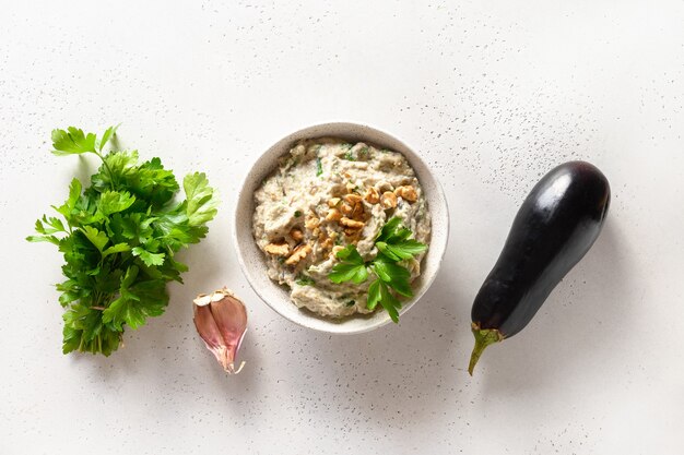 Baba ganoush de berenjena al horno con perejil ajo vista desde arriba