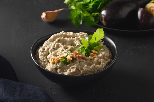 Baba ganoush cocina levantina aperitivo de berenjena al horno con perejil ajo y aceite de oliva cerrar