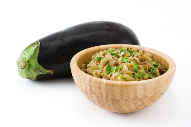 Baba ganoush em uma tigela de madeira, isolada no branco